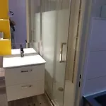 Ensoleille Avec Balcon דירה *