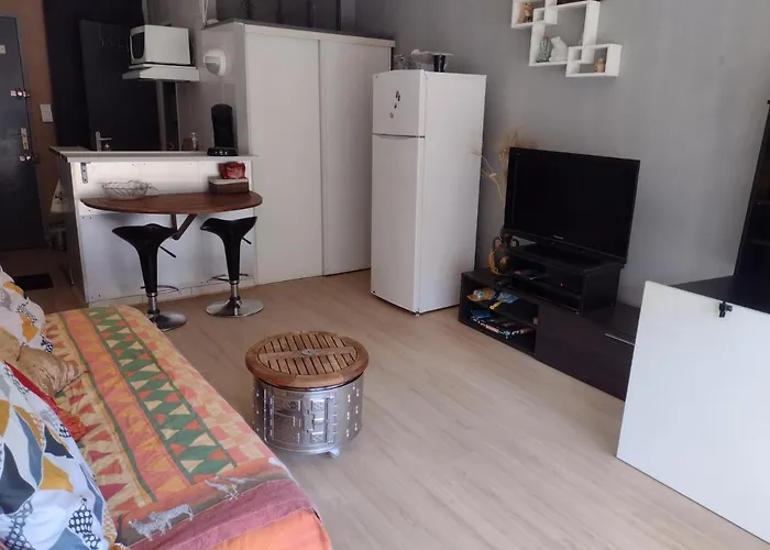 Ensoleille Avec Balcon