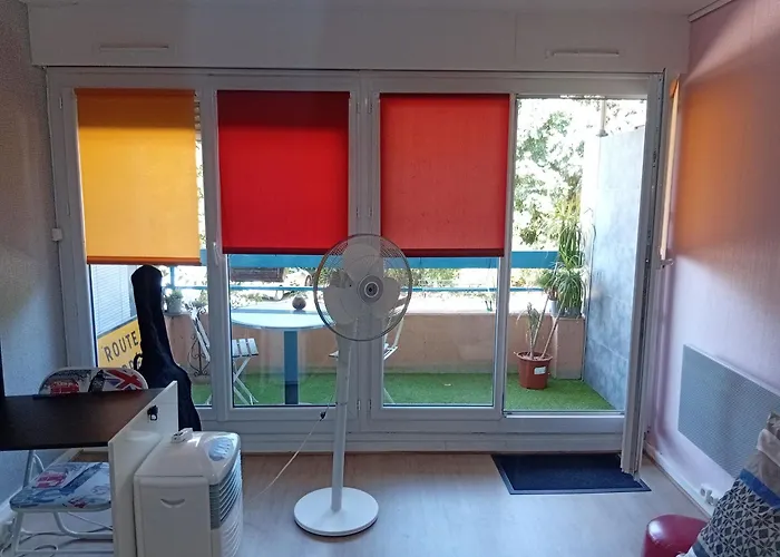 Ensoleille Avec Balcon