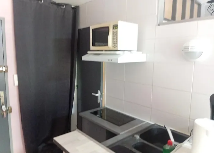 Ensoleille Avec Balcon