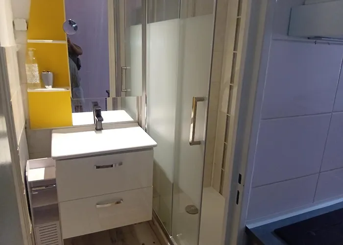 Ensoleille Avec Balcon דירה *